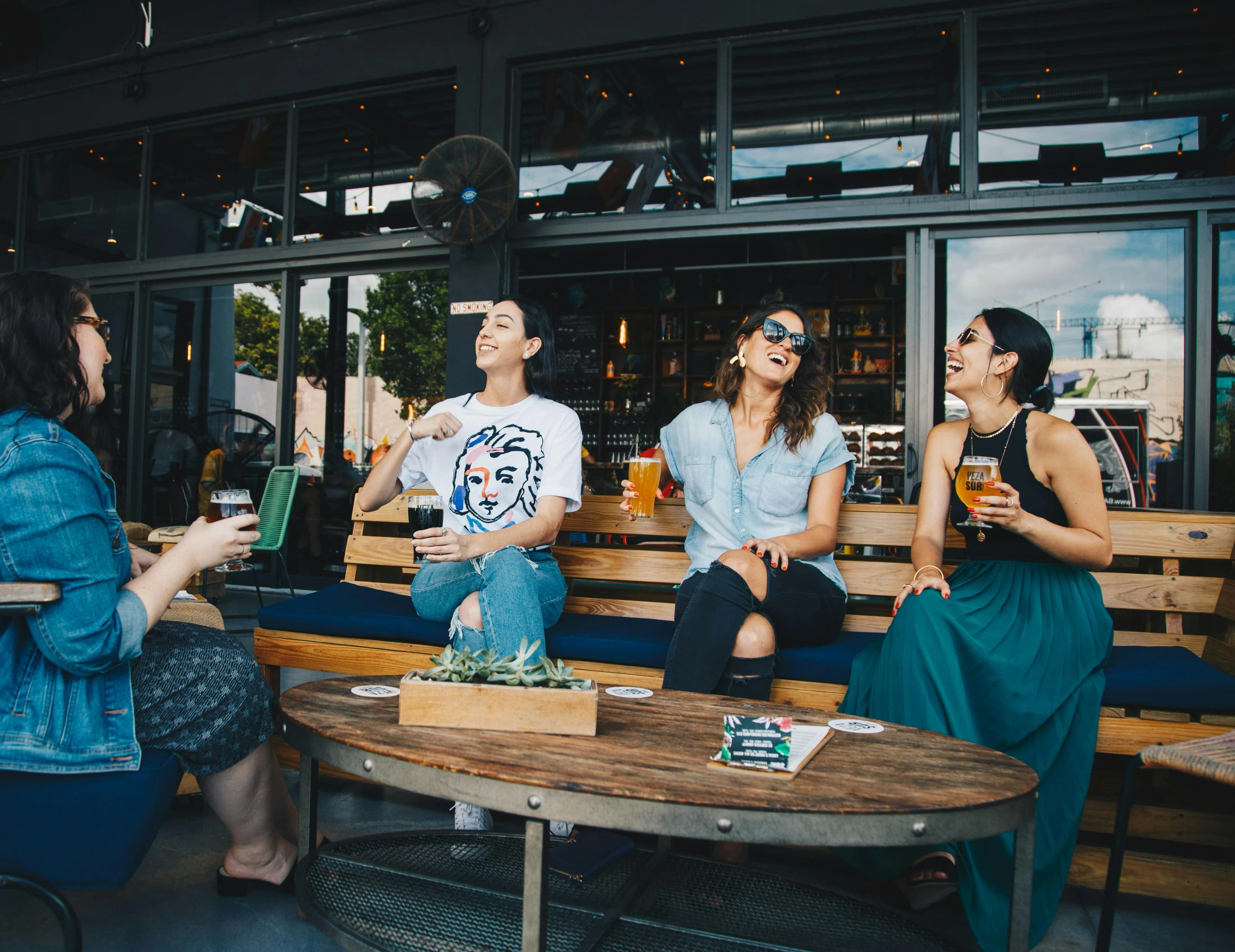 Estudantes universitários conectados